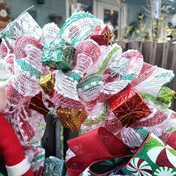 Christmas Elf Wreath Deco Mesh Bow - Picture 6 of 11